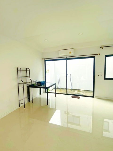 รูป รร.เทคโนโลยีแหลมทอง 1.2 กม. โลตัส วัดไพร่ฟ้า 1กม.ให้เช่า ทาวน์โฮม 2 ชั้น 3 นอน 2 น้ำ รพ.ปทุมธานี 3.6 กม.ถ. กรุงเทพ-ปทุมธานี - รูปที่ 2/8