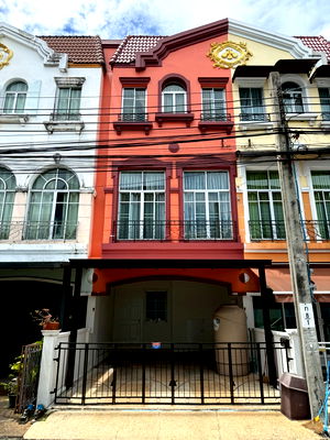 เช่าทาวน์โฮม ถนนศรีนครินทร์ : ให้ เช่าทาวน์เฮาส์หมู่บ้านกลางเมืองลูเซิร์น สุขุมวิท 3 ชั้น พร้อมเข้าอยู่ 22 ตรว. 88 ตรม. 3 นอน 3 น้ำ มีห้องครัวพร้อมเฟอร์นิเจอร์