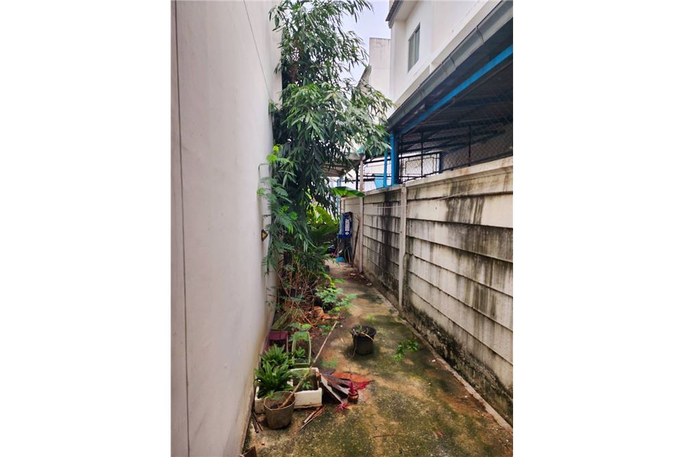 picture [92001002-89] "Luxurious Townhome in Prime Khlong Luang Location" - 4/17