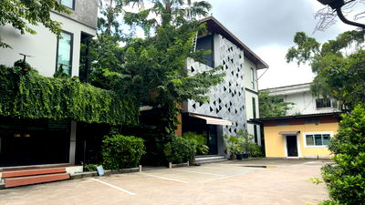 เช่าอาคารพาณิชย์ วิทยาลัยดุสิตธานี : HR2981ให้เช่าอาคาร 3 ชั้น พื้นที่ใช้สอยกว่า 1,000 ตรม. ย่านลาซาล บนพื้นที่ส่วนตัว บรรยากาศร่มรื่น