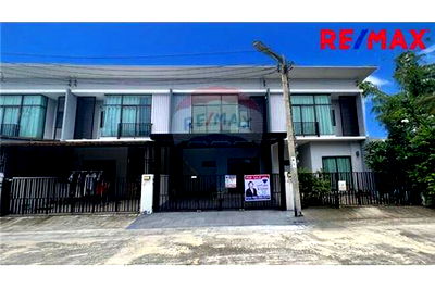 Townhouses for sale Bangkok : [920091006-315] "Elegant Townhouse for Sale in Central Klang"