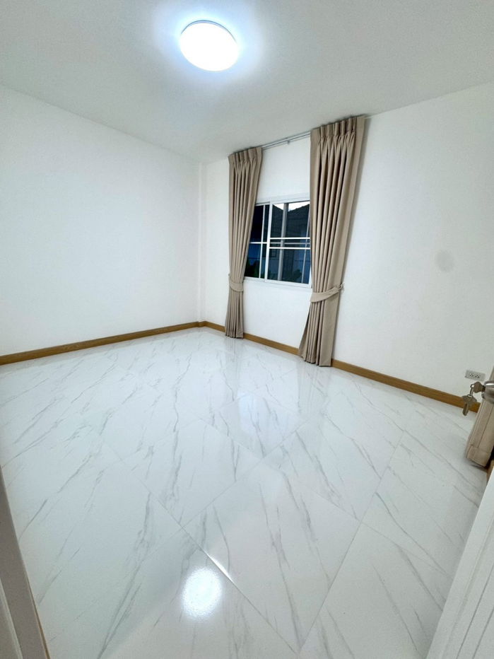 รูป ทาวน์เฮ้าส์ รีโนเวทใหม่ ทำเลดี ใกล้รถไฟฟ้า หมู่บ้าน ร่มทิพย์ ถนนหทัยราษฎร์33 บางชัน คลองสามวา พร้อมอยู่ - รูปที่ 21/24