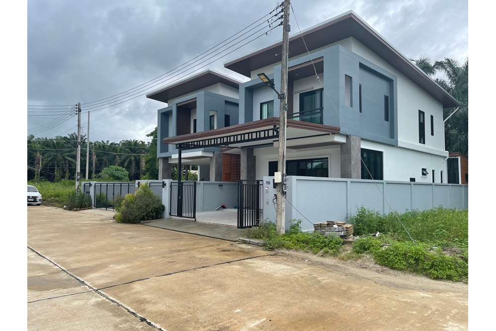 รูป [920281015-35] Townhome for sale in saithai - รูปที่ 2/29