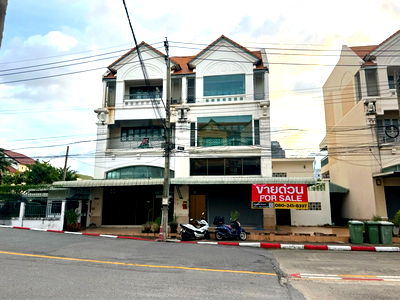 อาคารพาณิชย์ เซ็นทรัล พลาซ่า บางนา : ขายโฮมออฟฟิศทำเลลดาวัลย์ ศรีด่าน 14 พื้นที่ 640 ตร.ม. ติด MRT ศรีแบริ่ง ชั้นล่างค้าขาย ชั้นบนอยู่สบาย ราคาไม่ถึง 20 ล้าน คุ้มที่สุดในย่านไฮเอนด์บางนา!