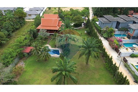 [920281015-75] Traditional Thai house with pool