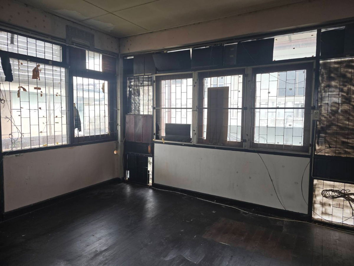 รูป บ้านเดี่ยวปล่อยเช่าตามสภาพหรือขาย อยู่ซอยปรีดี 42 แยก 4 ขนาดเนื่อที่บ้าน 93 ตรว พื้นที่ใช้สอยประมาณ 200 ตารางเมตร ราคาเช่า 30,000 - รูปที่ 8/13