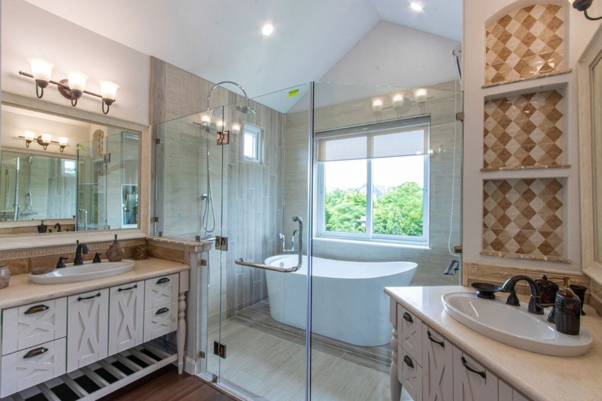 picture Single house with Private Pool in a foreign style, next to the main road, close to the city. - 20/27