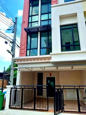 เช่าทาวน์โฮม ซอยอุดมสุข (สุขุมวิท 103) : MRT ศรีลาซาล 1.3กม 3นอน ให้เช่าทาวน์โฮม 3.5ชั้น 21ตร.ว. เซ็นทรัล บางนา 600 ม. . 270 ตร.ม. มอนเตสซอรี่ อะแคเดอมี่ 200 ม. 4 น้ำ