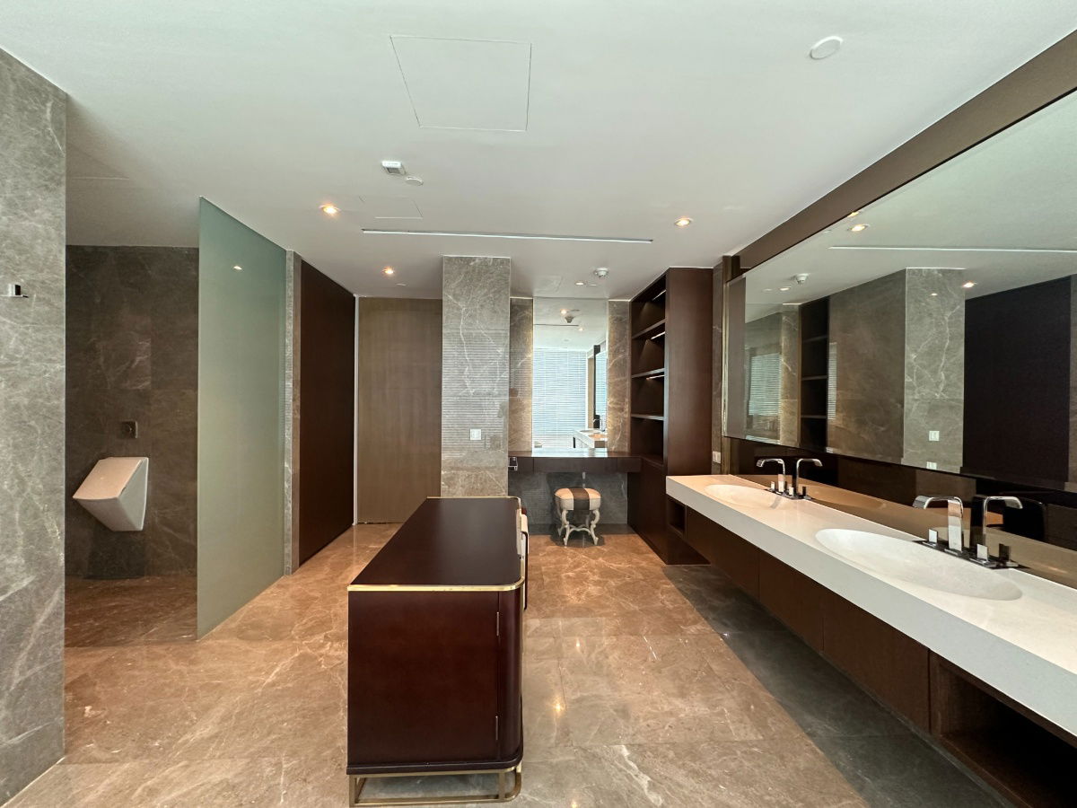 picture HR2992185 Rajadamri For Sale luxury condominium. Located on Rajadamri Road - 31/44