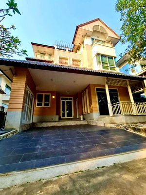 บ้านเดี่ยวให้เช่า : ให้เช่าบ้านเดี่ยวหรู 3 ชั้น  หมู่บ้านพรไพลิน สุขุมวิท 101/1 | 4 ห้องนอน 4  ห้องน้ำ 2 ที่จอดรถ