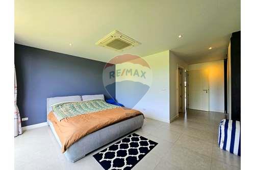 picture [920601001-225] Black mountain Townhouse, Great Golf Course View, - 25/43