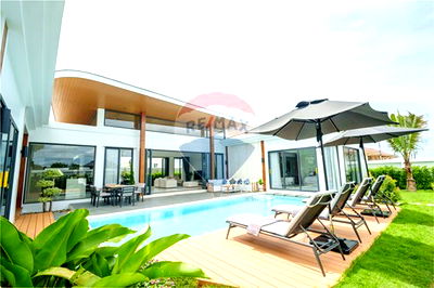 Houses for sale Hua Hin Prachaubkirikhan : [920011003-49] Thipurai Luxury Hua Hin Villa: Urban Living Meets Serenity