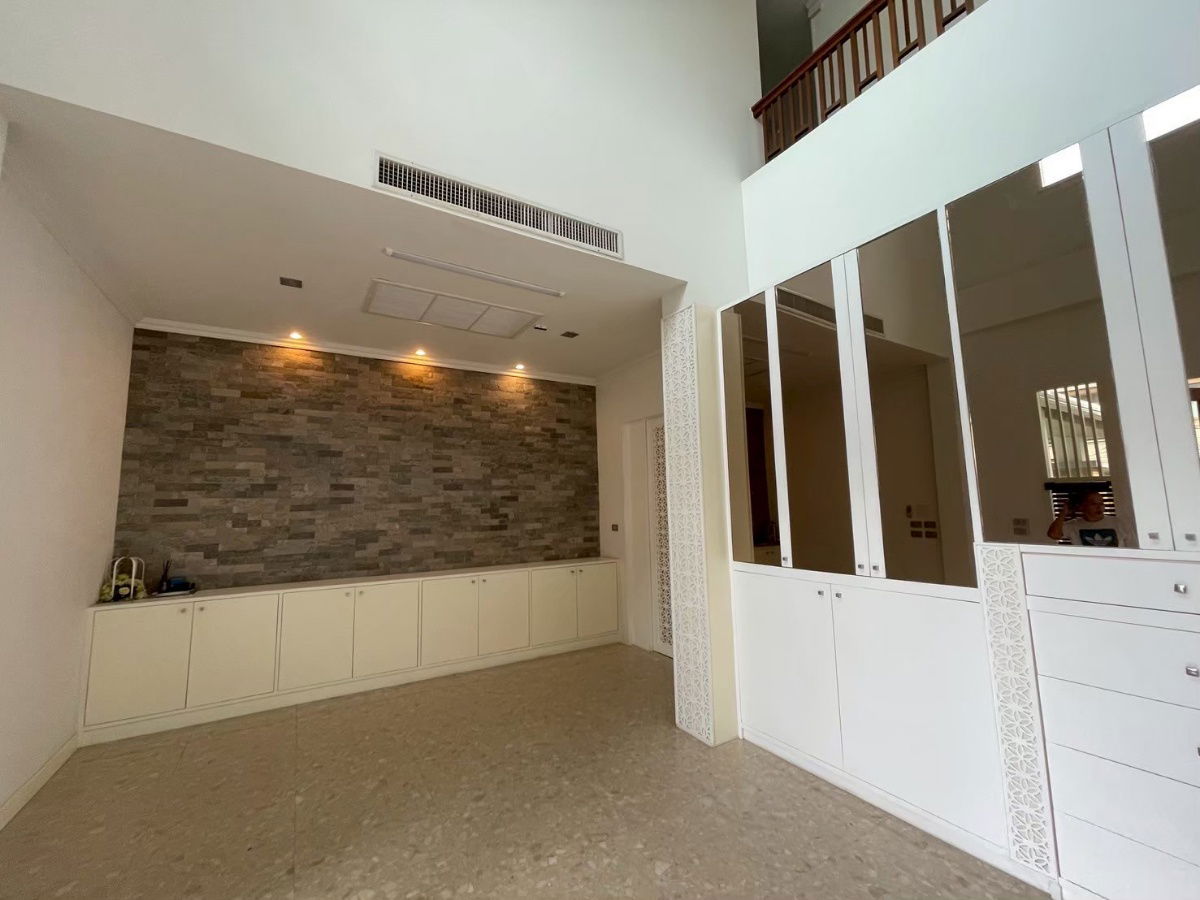 picture Discover comfortable living in this beautifully furnished two-story detached home—now available for rent and ready for you to move in right away. - 12/29