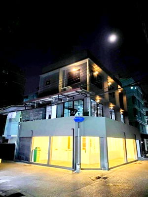 เช่าอาคารพาณิชย์ วิทยาลัยเสนาธิการทหาร : เดอะ สตรีทรัชดา 1.8 กม. .ให้เช่าตึกเดี่ยว 3 ชั้นประชาสงเคราะห์ 25-33 26ตร.วา. 306ตร.ม. 3 นอน 4 น้ำ