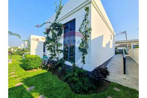 รูป [920601001-62] Brand New Villa Luxury Modern Thai Design in Sam Phra Ya For Sale - รูปที่ 6/41