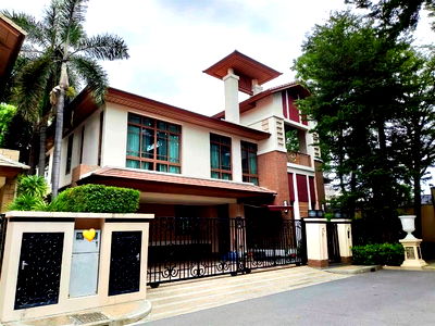 Houses for rent Watthana : Luxurious detached house, Baan Sansiri Sukhumvit 67, near BTS Phra Khanong, only 5 minutes, beautiful house with private swimming pool. 