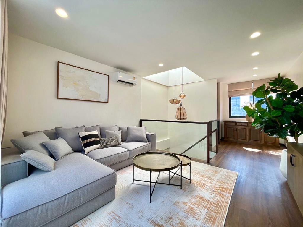 รูป ทาวน์เฮาส์ 5 ชั้น ตกแต่งใหม่ พื้นที่ 240 ตร.ม. 3 ห้องนอน วิวเมืองแบบพาโนรามาจากดาดฟ้า เดินเพียง 5 นาทีถึงสถานีรถไฟฟ้า BTS เซนต์หลุยส์ - รูปที่ 17/28