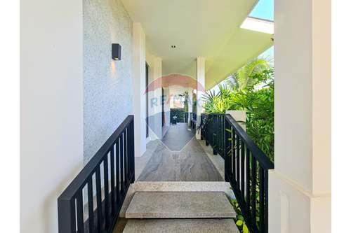 รูป [920601001-62] Brand New Villa Luxury Modern Thai Design in Sam Phra Ya For Sale - รูปที่ 5/41