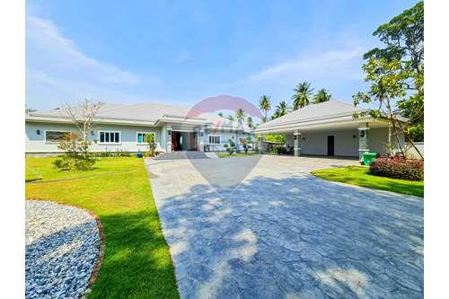 รูป [920601001-58] 5 Bed 6 Bath Luxury Private Pool Villa in Hua Hin, Thap Tai For Sale - รูปที่ 2/20