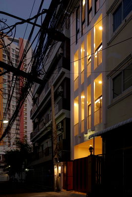 เช่าทาวน์โฮม เอไอเอ สาทร ทาวเวอร์ : ทาวน์เฮาส์ 5 ชั้น ตกแต่งใหม่ พื้นที่ 240 ตร.ม. 3 ห้องนอน วิวเมืองแบบพาโนรามาจากดาดฟ้า เดินเพียง 5 นาทีถึงสถานีรถไฟฟ้า BTS เซนต์หลุยส์  