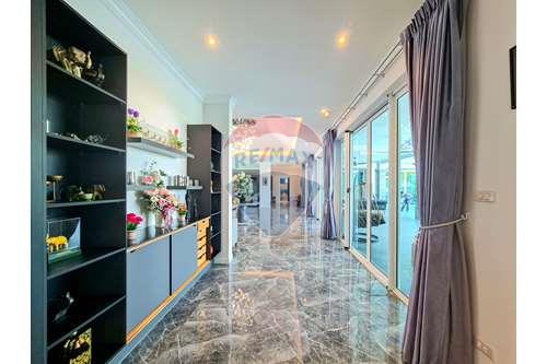 รูป [920601001-58] 5 Bed 6 Bath Luxury Private Pool Villa in Hua Hin, Thap Tai For Sale - รูปที่ 10/20