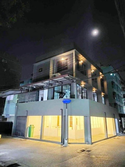 รูป เดอะ สตรีทรัชดา 1.8 กม. .ให้เช่าตึกเดี่ยว 3 ชั้นประชาสงเคราะห์ 25-33 26ตร.วา. 306ตร.ม. 3 นอน 4 น้ำ - รูปที่ 1/8