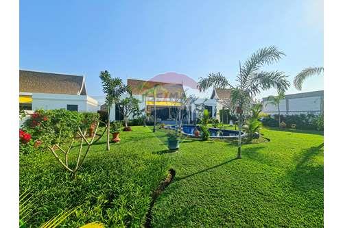 รูป [920601001-62] Brand New Villa Luxury Modern Thai Design in Sam Phra Ya For Sale - รูปที่ 10/41