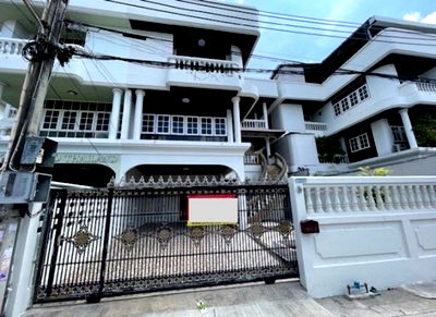 เช่าทาวน์โฮม เกษตร : ให้เช่าทาวน์โฮม 4 ชั้น / พหลโยธิน 32 เสนานิคม 1  / ใกล้ MRT เสนานิคมประมาณ 1 กิโลเมตร / ไม่มีเฟอร์นิเจอร์ / อยู่อาศัย หรือ Home Office จดบริษัทได้