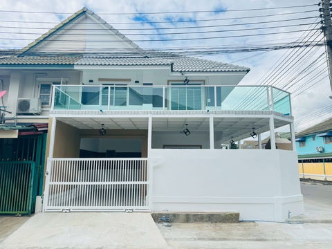 ขายทาวน์เฮาส์หลังมุมถนนเมน หมู่บ้านพฤกษา30 ทำเลค้าขาย ลดพิเศษเหลือเพียง 2,690,000 บาท