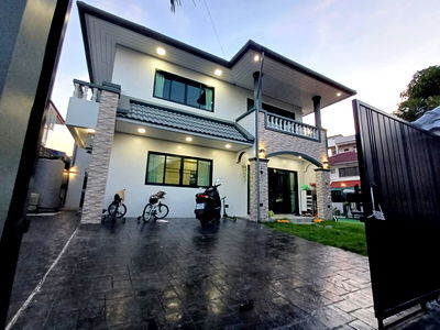 เช่าบ้านเดี่ยว นิคมบางชัน : 🏡✨ ด่วน! ราคาต่อรองได้! ให้เช่าบ้านเดี่ยว 64 ตร.ว. (200 ตร.ม.) หมู่บ้านฐานทอง 4 นอน + 1 ทำงาน รีโนเวทใหม่! ใกล้ Mega Bangna / สวนหลวง ร.9 👑