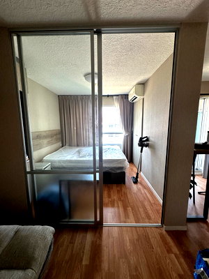 ขายคอนโด : [ขายด่วน] ห้อง Studio 26 ตร.ม. Built-In จัดเต็มทั้งห้อง ที่นอนใหม่ เครื่องใช้ไฟฟ้าครบ มีเครื่องซักผ้า