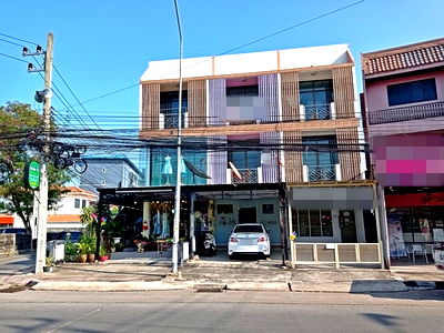 Shophouses for sale : FOR SALE  COMMERCIAL BUILDING PROPERTY  2800000 BAHT.