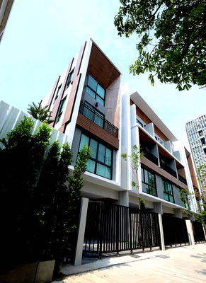 Townhouses for rent : Townhouse for rent, 4 floors, Soi Suan Phlu 1, Sathorn  beautiful, good location, ready to move in, near BTS Saladaeng. Interested, add Line @841qqlnr