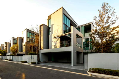 Houses for rent : LB020 For Rent: VIVE Krungthep Kreetha A fully furnished luxury residence Elegant design, complete privacy, and move-in ready.