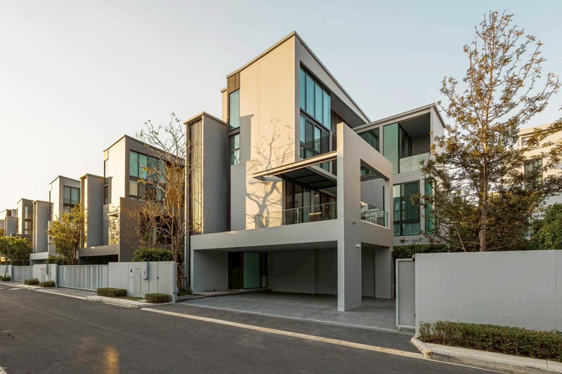 Houses for rent : LB020 For Rent: VIVE Krungthep Kreetha A fully furnished luxury residence Elegant design, complete privacy, and move-in ready.