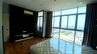 Condos for rent : Walk-in closet, 35th floor, The Coast Condominium