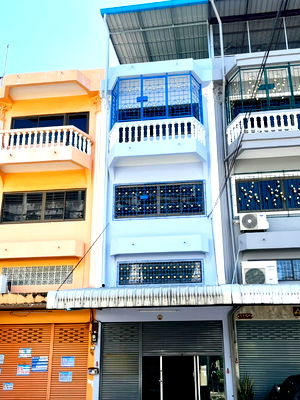 เช่าอาคารพาณิชย์ กรุงเทพมหานคร : ให้เช่า อาคารพาณิชย์ 3.5 ชั้น ซอยท่าข้าม 28/2 ขนาดที่ดิน 20 ตร.ว. พื้นที่ใช้สอย 200 ตร.ม. มีชั้นดาดฟ้า มีปั๊มน้ำ