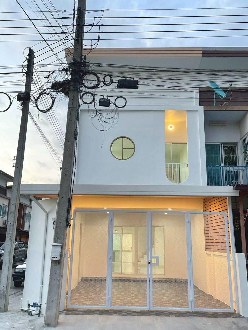 ขายทาวน์โฮม : ขายทาวน์โฮม 2 ชั้น รีโนเวทใหม่ ติดถนนเมนหลังมุม หมู่บ้าน KC Cluster นิมิตใหม่ ลำลูกกา ทำเลดี ใกล้ทางด่วนและแหล่งชุมชน ราคาเพียง 1.89 ล้านบาท (ฟรีโอน)