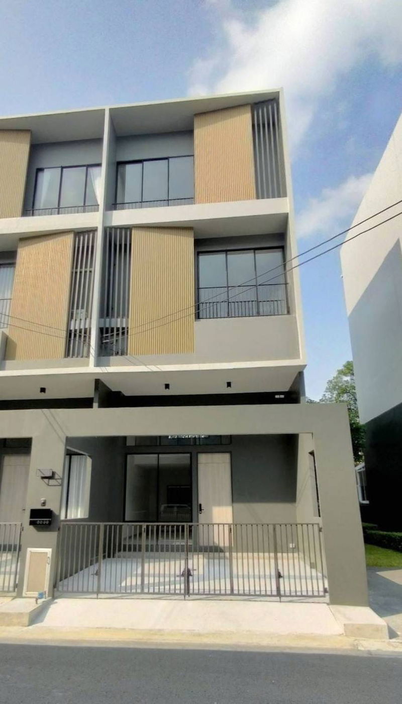 Townhouses for rent : (Our team has previously rented other houses here.) Luxury townhome for rent at New Cove North Ratchapruek, near Denla International School.