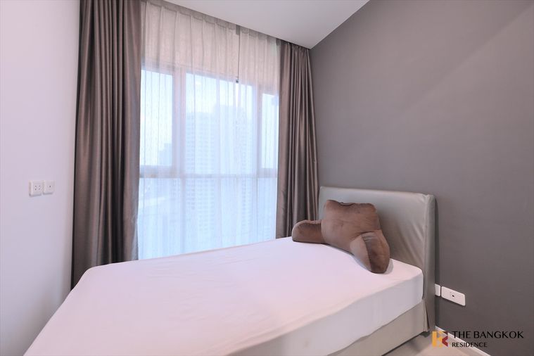 Life Ratchadapisek near MRT Huai Khwang Station High-potential Location, Not as Expensive as You Think