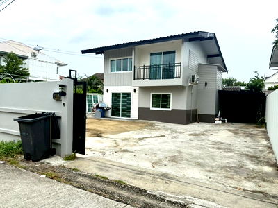 เช่าบ้านเดี่ยว เดอะ คริสตัล : 🏡 ให้เช่าบ้านเดี่ยวหลังใหญ่พิเศษ 100ตรว.  ลาดพร้าว – โชคชัย 4  🔥เช่า 45,000 บาท/เดือน 4 ห้องนอน 3 ห้องน้ำ #เฟอร์นิเจอร์ครบจัดเต็ม