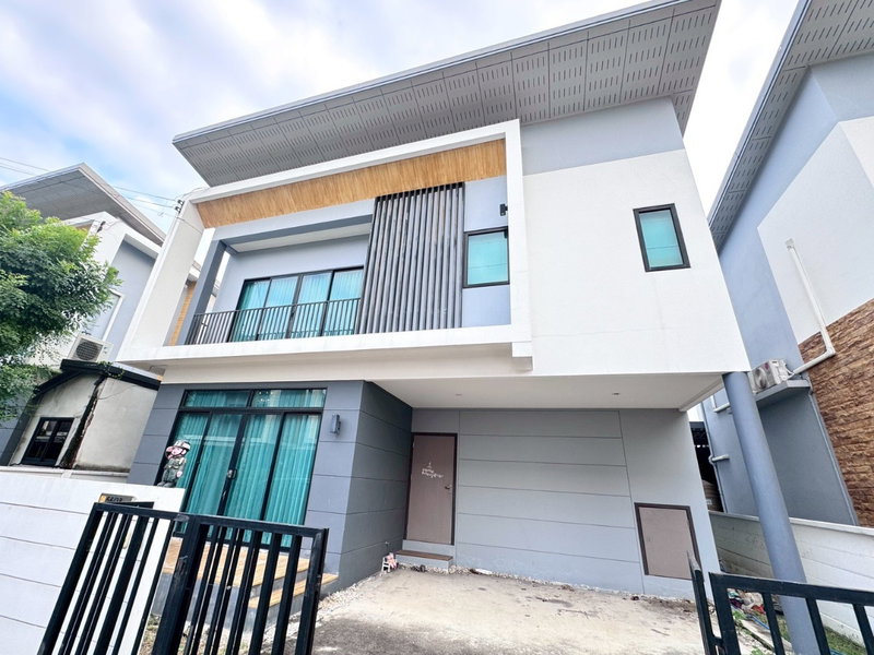 Twin houses for sale : Semi-detached house for  sale in Chewarom Rangsit–Don Mueang, featuring 3 bedrooms, 3 bathrooms, on a 39.8 sq.w. land area.