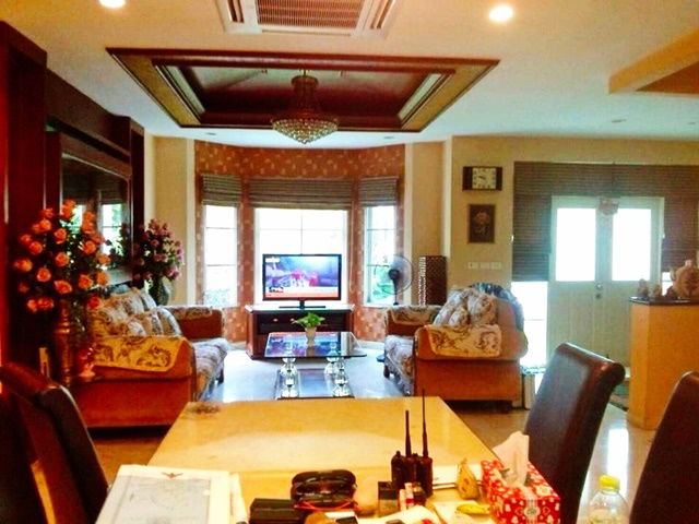 รูป ให้เช่า แอร์9ตัว 125 ตร.วาเฟอร์นิเจอร์บิ้วอินครบ หัวมุม คฤหาสน์ใหญ่ 2หลัง 5นอน 405 ตร.ม. วัชรพล ทางด่วนเอกมัย-รามอินทรา สุขาภิบาล5 - รูปที่ 3/8