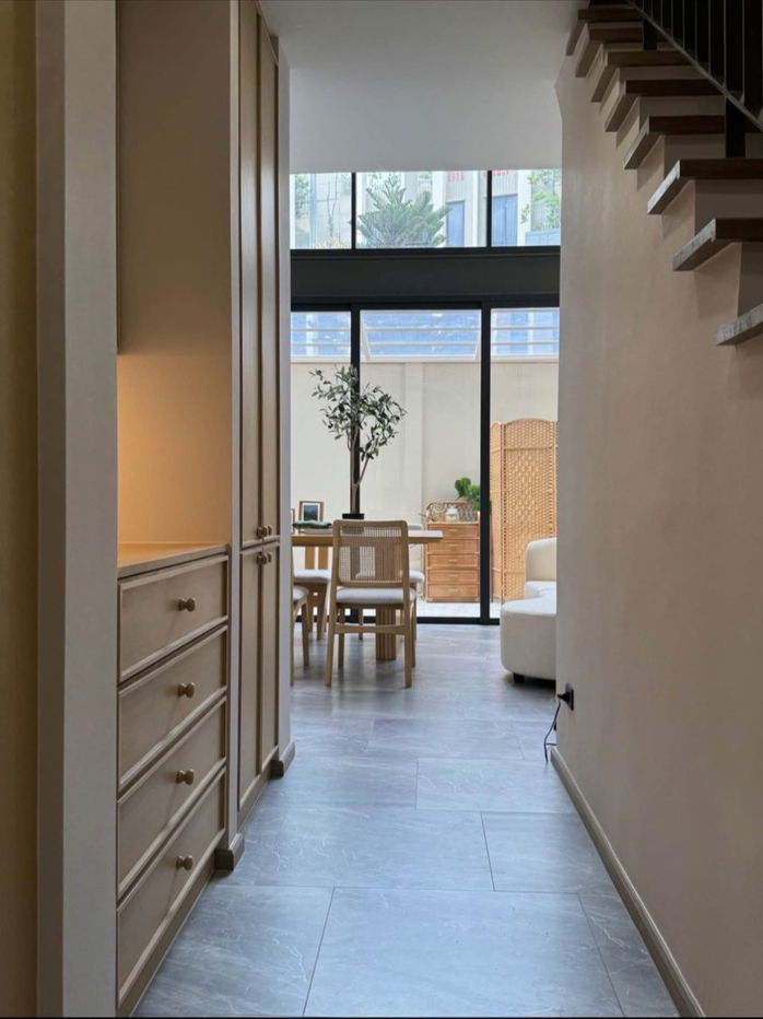 รูป 💛ให้เช่าบ้านหรู 💛 Ther ลาดพร้าว 93 บ้านทิศเหนือ วิวสวนสวย กระจกบานใหญ่แบบ Duplex ไม่ร้อน อยู่ใกล้สวนส่วนกลาง Line: @Kinglandcondo - รูปที่ 14/21