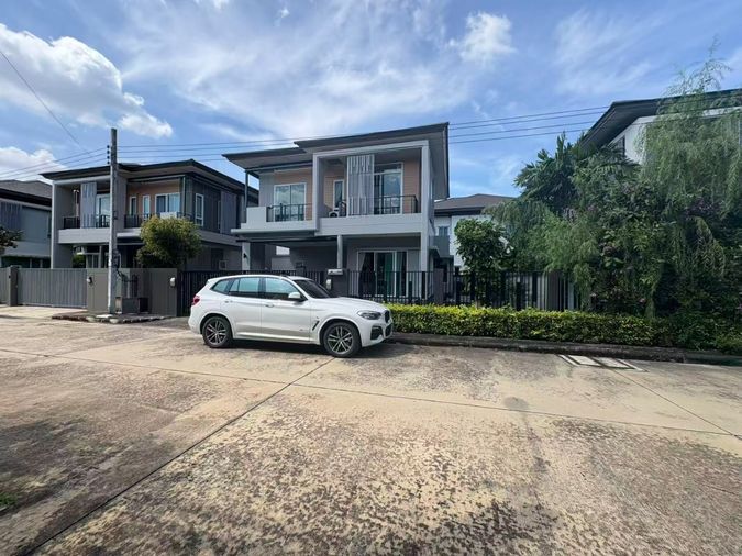 บ้าน 2 หลังติดกัน ทำเลติดถนนวงแหวนกาญจนาฯ เพียง 5 นาที ถึงห้างแฟชั่นฯ !ขายบ้านเดี่ยว เสนา พาร์ค แกรนด์ รามอินทรา 122 ตร.ว  6 นอน 6 น้ำ 4 จอด