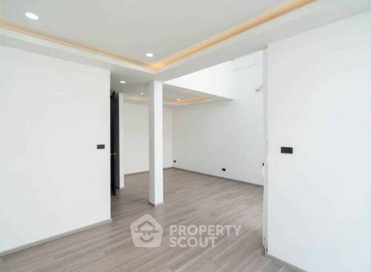 รูป ทาวน์เฮาท์ 4-ห้องนอน ใกล้ BTS นานา (ID 2430835) - รูปที่ 9/17