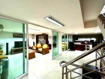 Townhouses for sale วิทยาลัยเทคนิคราชสิทธาราม : 5-BR Townhouse in Bang Bon Nuea (ID 2430794)