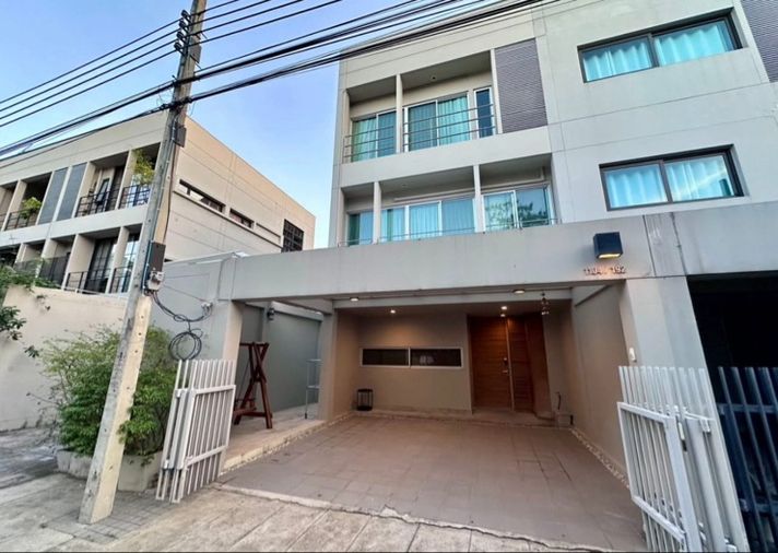 3-bed townhouse for rent, 235 sqm, 30 sq wah, NOBLE CUBE PATTANAKARN