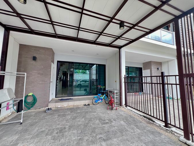 3-bed townhouse for sale, 181 sqm, 20 sq wah, Supalai Essence Ladprao