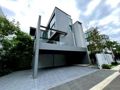 Houses for rent : LB032 For Rent – 3-Storey Luxury Home at Vive Krungthep Kreetha A spacious modern residence with a private elevator.